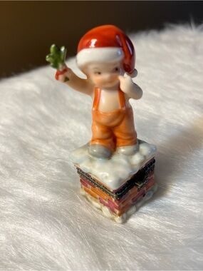 Precious Moments Porcelain Figurine Base - White